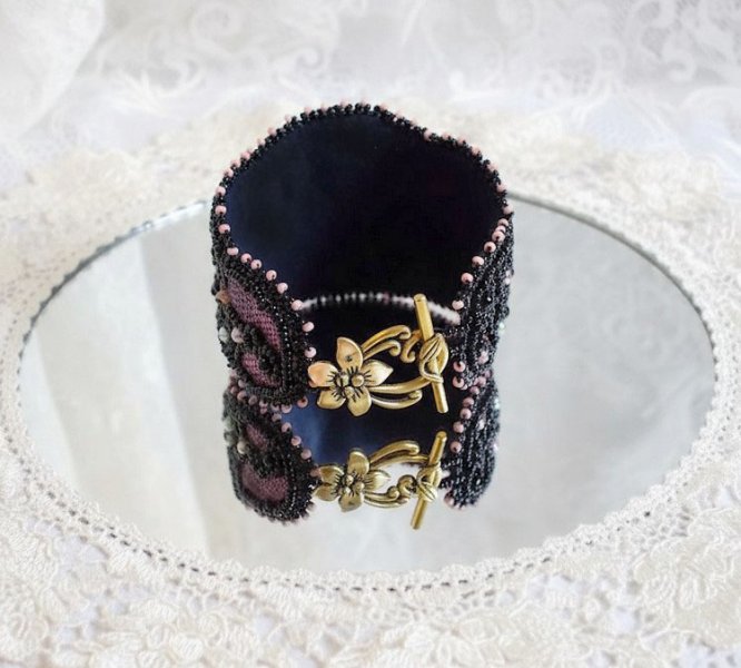 Pulsera pu&ntilde;o marquesa bordada con cristales de Swarovski, encaje negro antiguo de 1950, perlas de agua dulce y rocallas