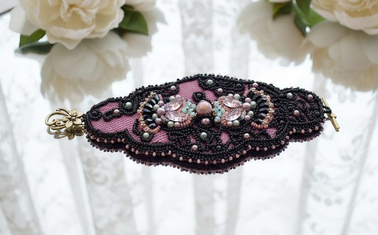 Pulsera pu&ntilde;o marquesa bordada con cristales de Swarovski, encaje negro antiguo de 1950, perlas de agua dulce y rocallas