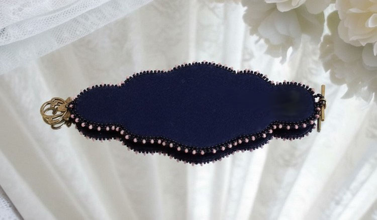 Pulsera pu&ntilde;o marquesa bordada con cristales de Swarovski, encaje negro antiguo de 1950, perlas de agua dulce y rocallas