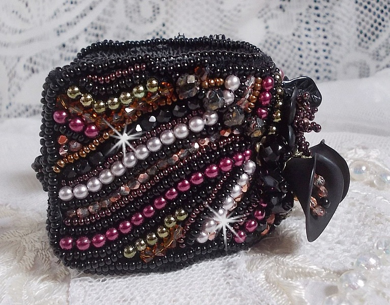 Bracelet manchette Midnight Daisy, rien que des perles nacr&eacute;es et des fleurs.