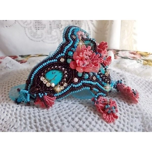 Pulsera Na&iuml;ade Haute-Couture brazalete bordado con cabujones de Turquesa, un encaje rosa muy antiguo, cuentas de piedras preciosas: Coral Light y cuentas de semillas 