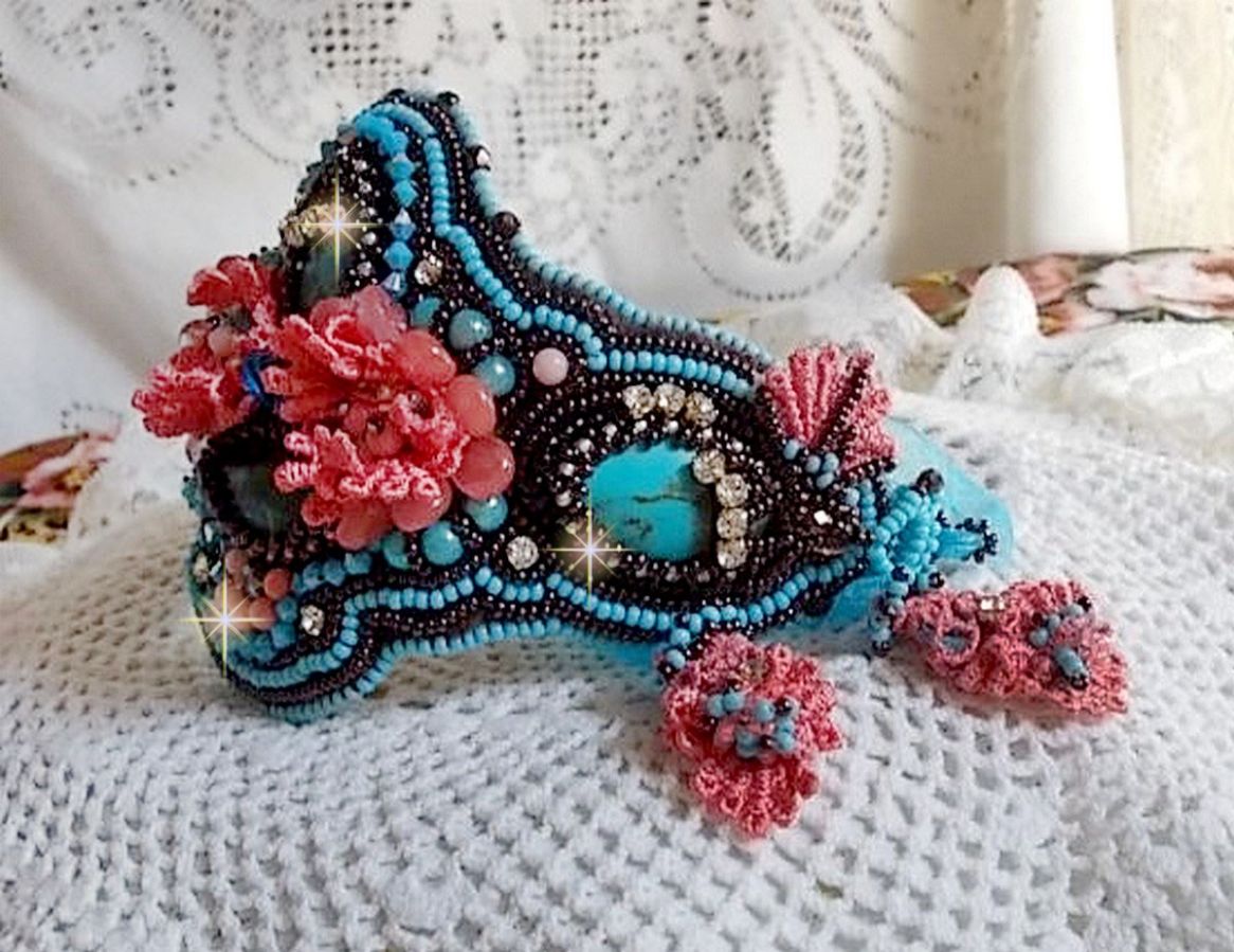 Pulsera Naïade Haute-Couture brazalete bordado con cabujones de Turquesa, un encaje rosa muy antiguo, cuentas de piedras preciosas: Coral Light y cuentas de semillas 