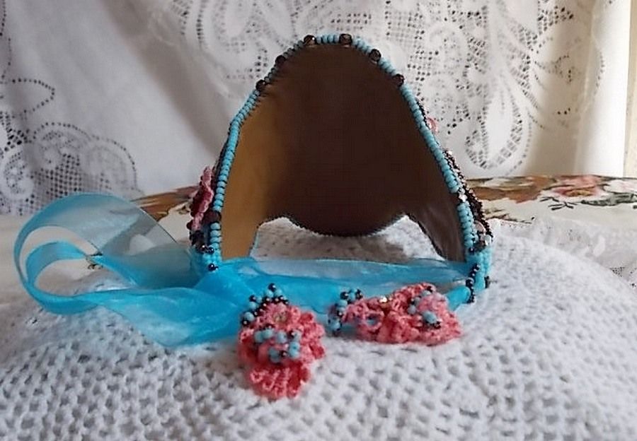 Pulsera Naïade Haute-Couture brazalete bordado con cabujones de Turquesa, un encaje rosa muy antiguo, cuentas de piedras preciosas: Coral Light y cuentas de semillas 