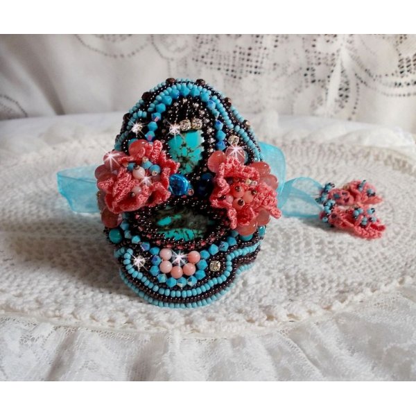 Pulsera Na&iuml;ade Haute-Couture brazalete bordado con cabujones de Turquesa, un encaje rosa muy antiguo, cuentas de piedras preciosas: Coral Light y cuentas de semillas 