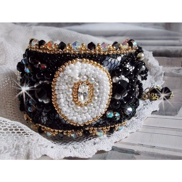 Pulsera Negra Sagrada bordada sobre un encaje negro antiguo 