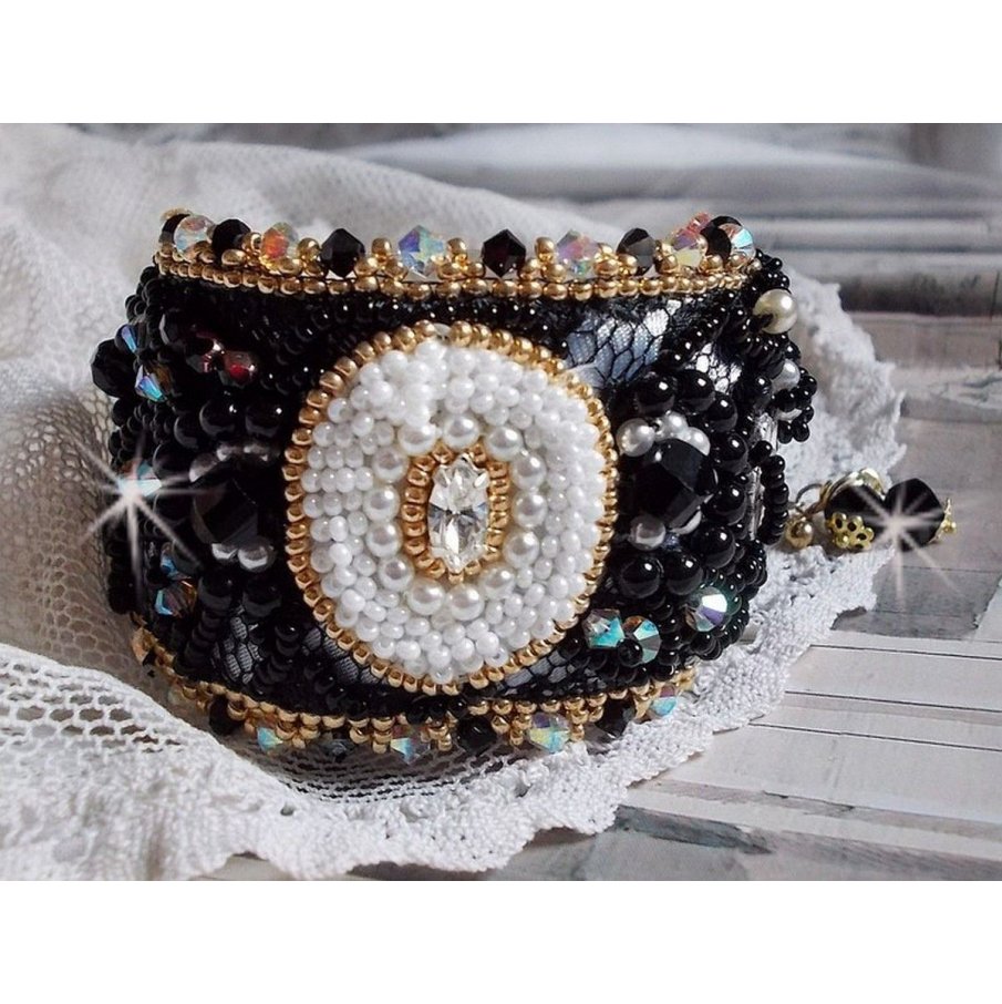 Pulsera Negra Sagrada bordada sobre un encaje negro antiguo 