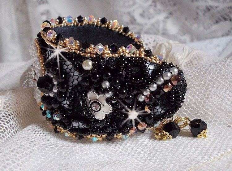 Pulsera Negra Sagrada bordada sobre un encaje negro antiguo 