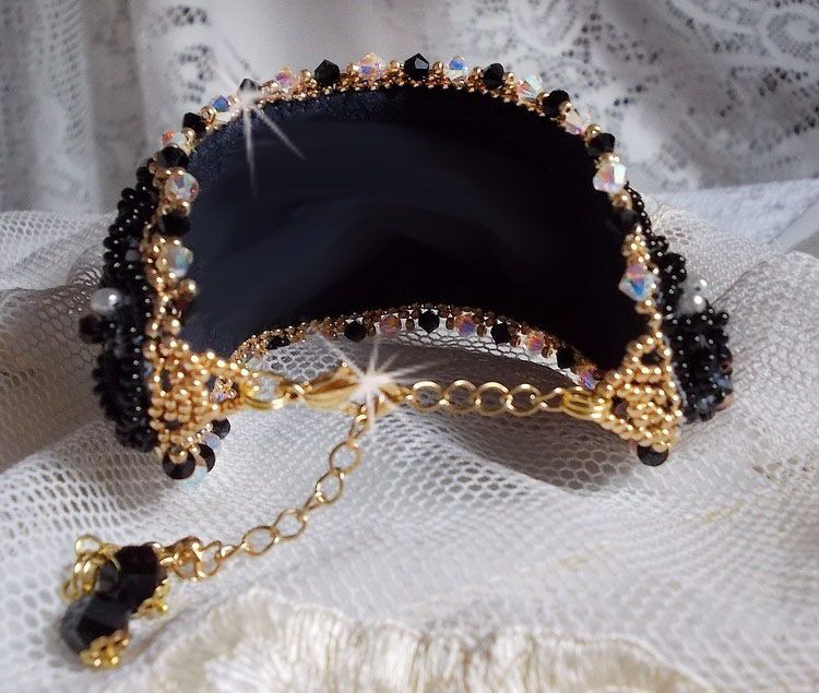 Pulsera Negra Sagrada bordada sobre un encaje negro antiguo 