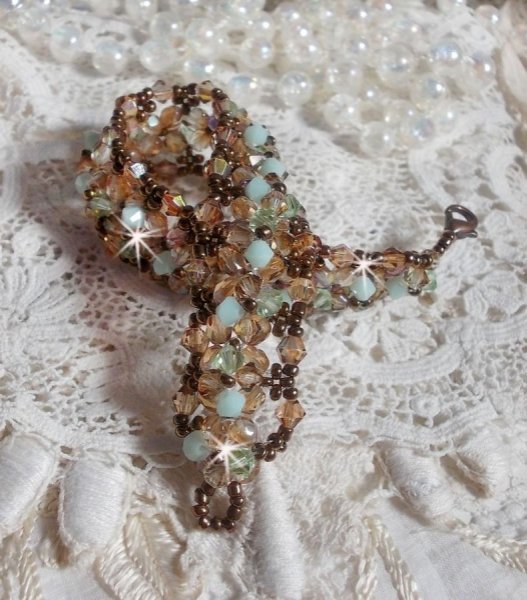 Pulsera nen&uacute;far, un reflejo verde y dorado con peonzas de cristal de Swarovski y facetas de cristal de bohemia