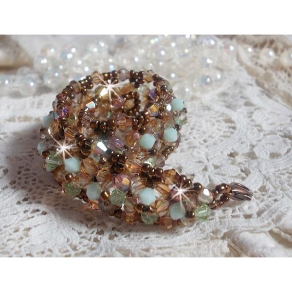 Pulsera nen&uacute;far, un reflejo verde y dorado con peonzas de cristal de Swarovski y facetas de cristal de bohemia