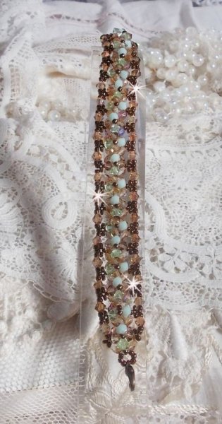 Pulsera nen&uacute;far, un reflejo verde y dorado con peonzas de cristal de Swarovski y facetas de cristal de bohemia