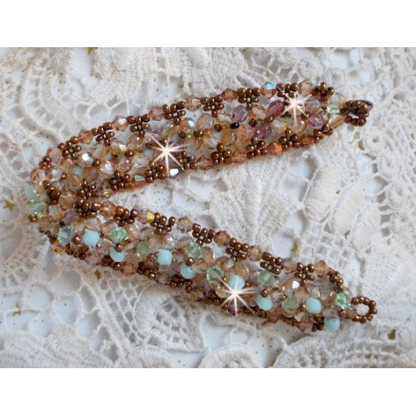 Pulsera nen&uacute;far, un reflejo verde y dorado con peonzas de cristal de Swarovski y facetas de cristal de bohemia