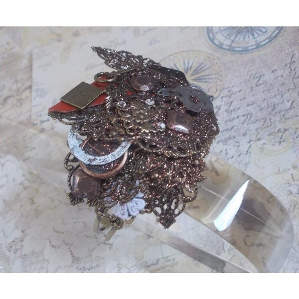 Pulsera Navigating Shadow creada con cuero de color co&ntilde;ac, flor de tela, accesorios de bronce, cobre y negro con charms