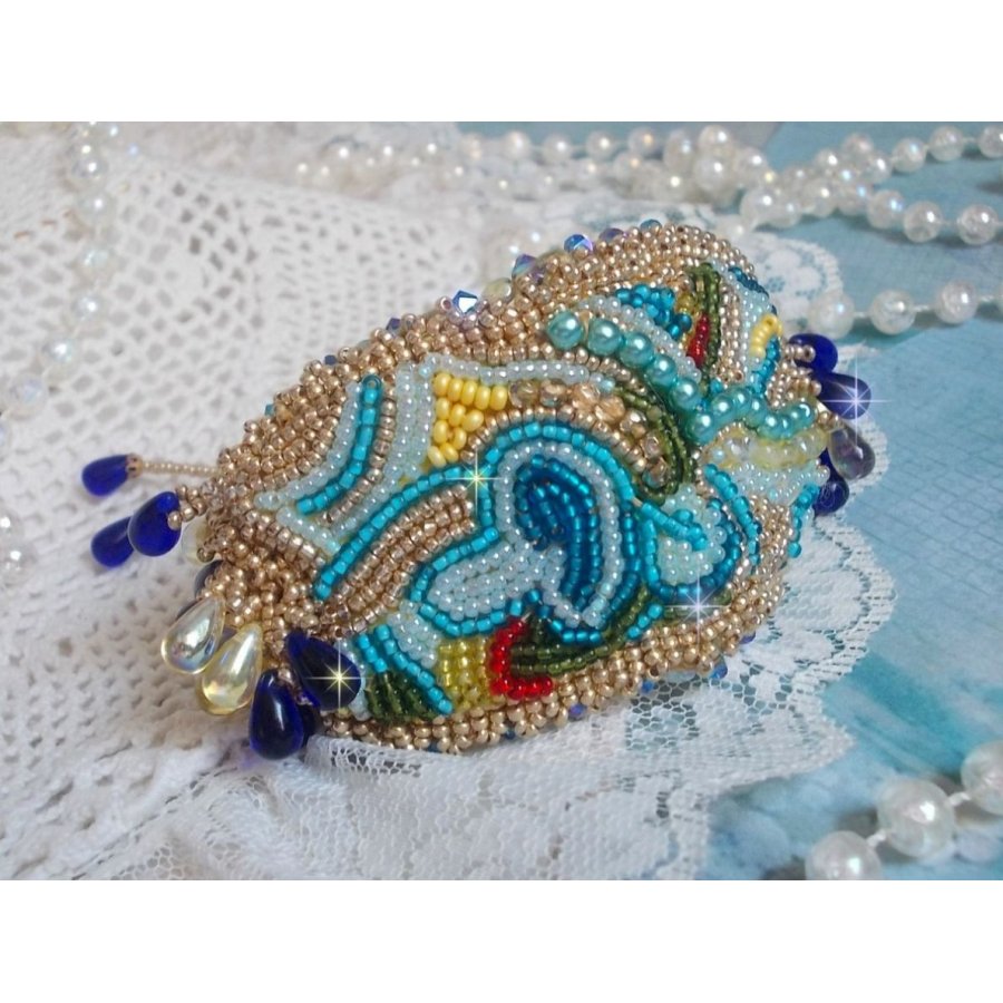 Pulsera Mariposa de Oro Azul bordada con cristales de Swarovski; gotas lisas, facetas, cuentas de semillas y un cierre de Oro Fino de 14 quilates