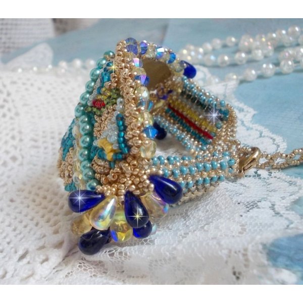 Pulsera Mariposa de Oro Azul bordada con cristales de Swarovski; gotas lisas, facetas, cuentas de semillas y un cierre de Oro Fino de 14 quilates