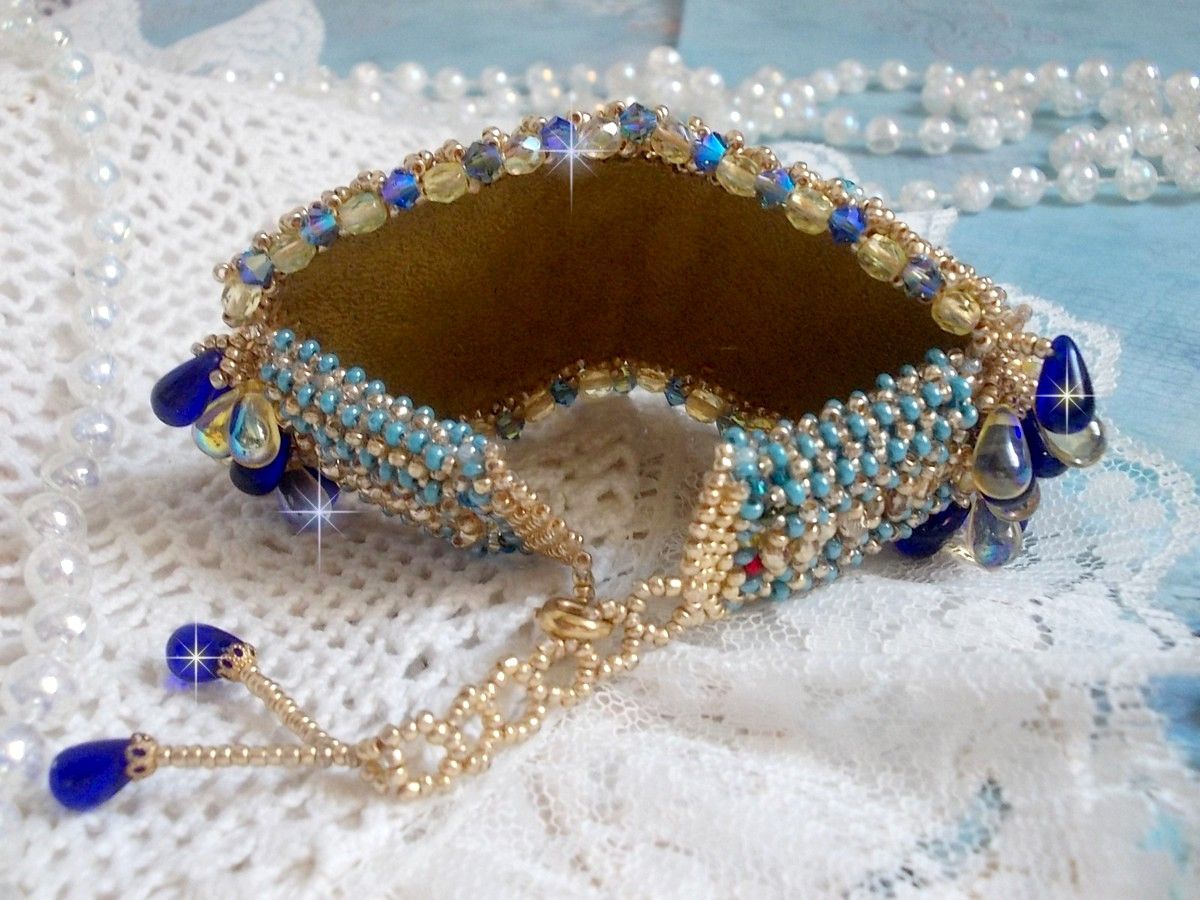 Pulsera Mariposa de Oro Azul bordada con cristales de Swarovski; gotas lisas, facetas, cuentas de semillas y un cierre de Oro Fino de 14 quilates