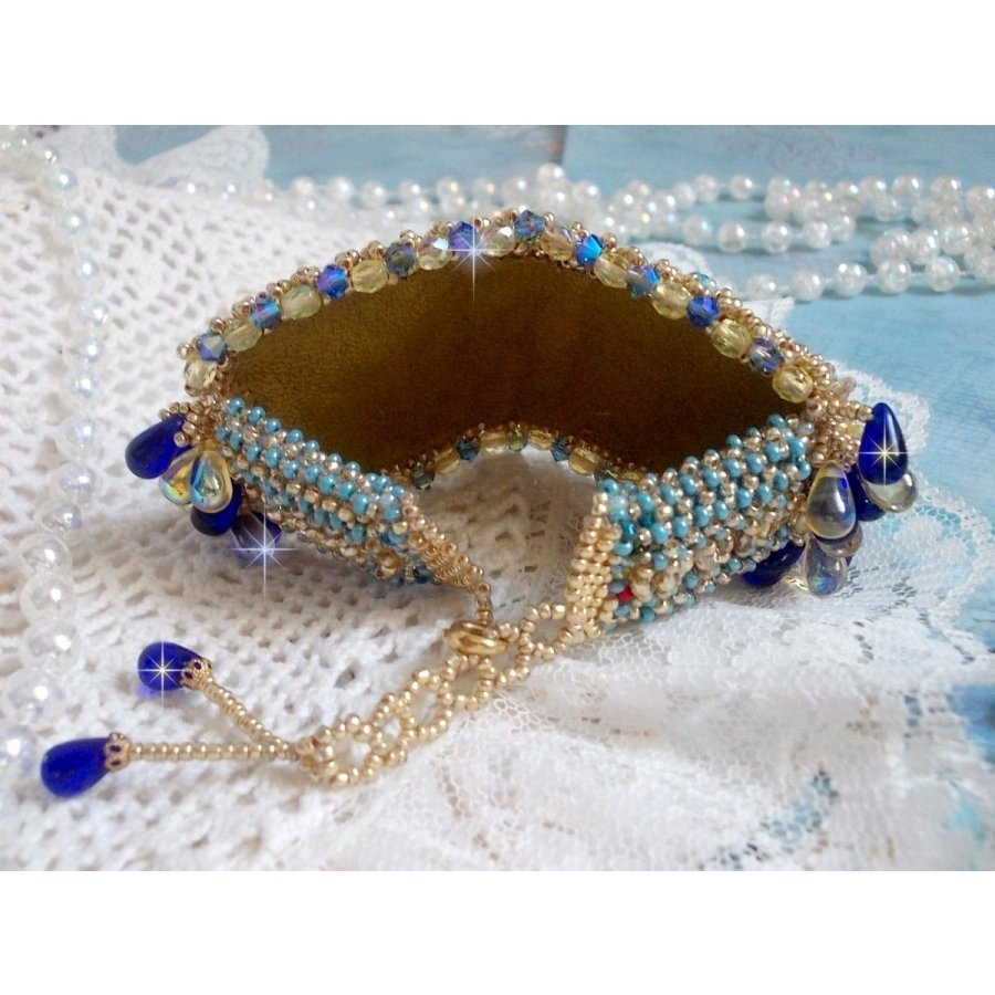 Pulsera Mariposa de Oro Azul bordada con cristales de Swarovski; gotas lisas, facetas, cuentas de semillas y un cierre de Oro Fino de 14 quilates