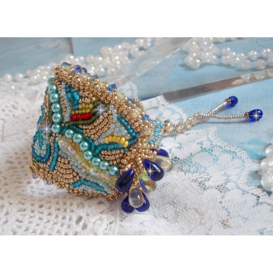 Pulsera Mariposa de Oro Azul bordada con cristales de Swarovski; gotas lisas, facetas, cuentas de semillas y un cierre de Oro Fino de 14 quilates