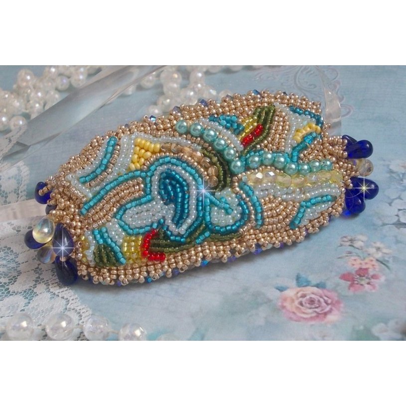 Pulsera Mariposa de Oro Azul bordada con cristales de Swarovski; gotas lisas, facetas, cuentas de semillas y un cierre de Oro Fino de 14 quilates