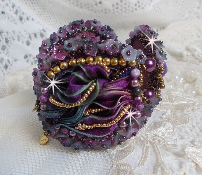Bracelet La Passionn&eacute;e de Venise brod&eacute; avec un ruban de soie Purple, des pierres semi-pr&eacute;cieuse : Les sugililtes et des rocailles