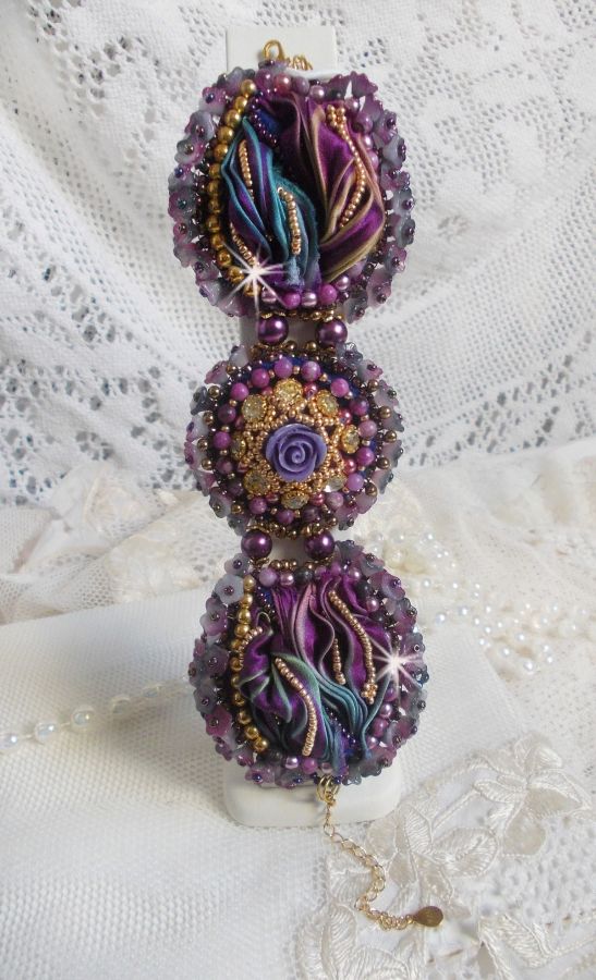 Bracelet La Passionnée de Venise brodé avec un ruban de soie Purple, des pierres semi-précieuse : Les sugililtes et des rocailles