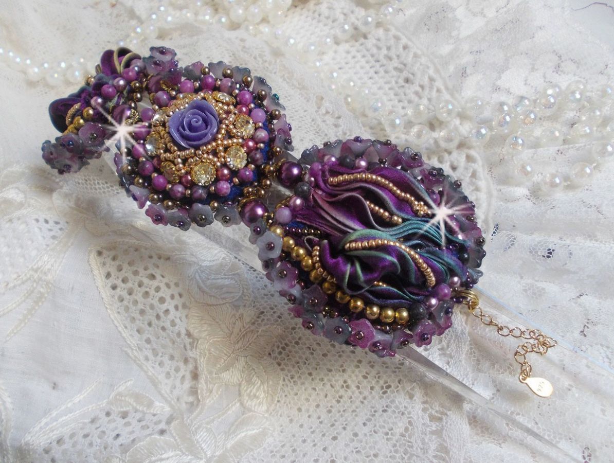 Bracelet La Passionnée de Venise brodé avec un ruban de soie Purple, des pierres semi-précieuse : Les sugililtes et des rocailles