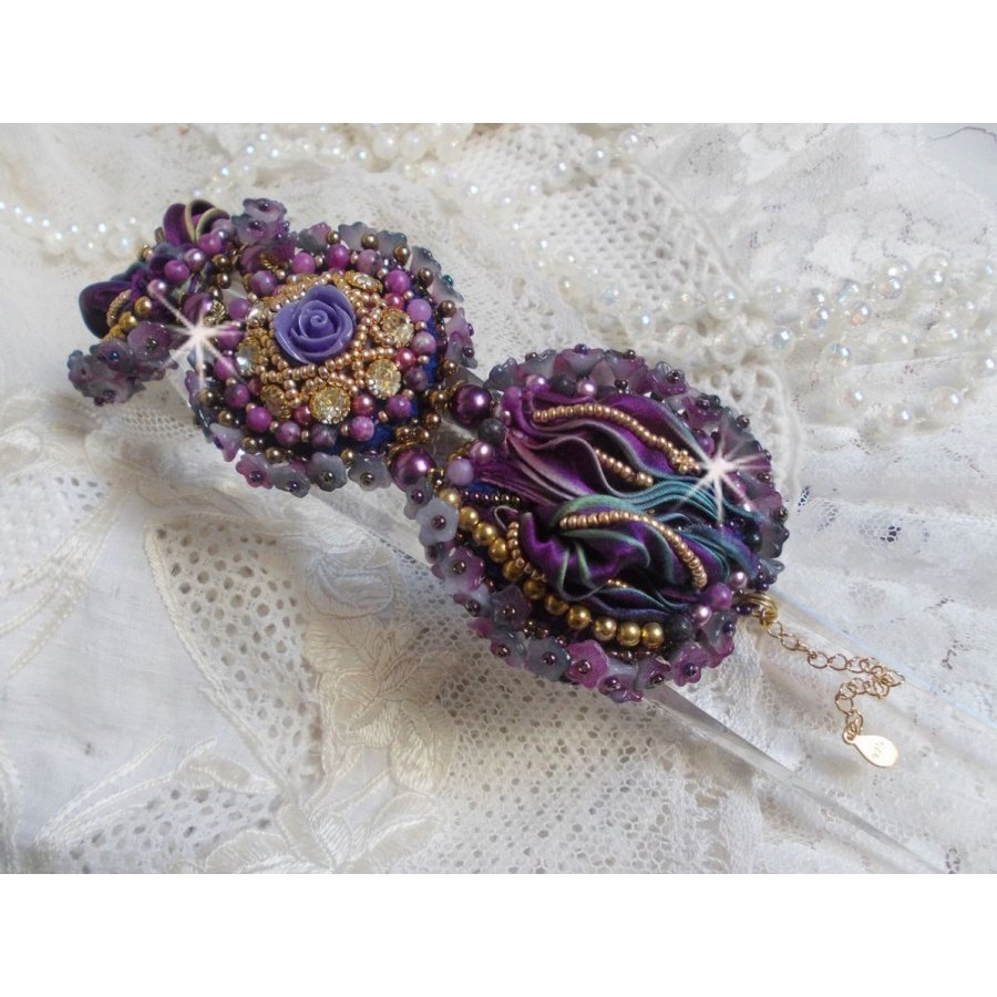 Bracelet La Passionnée de Venise brodé avec un ruban de soie Purple, des pierres semi-précieuse : Les sugililtes et des rocailles