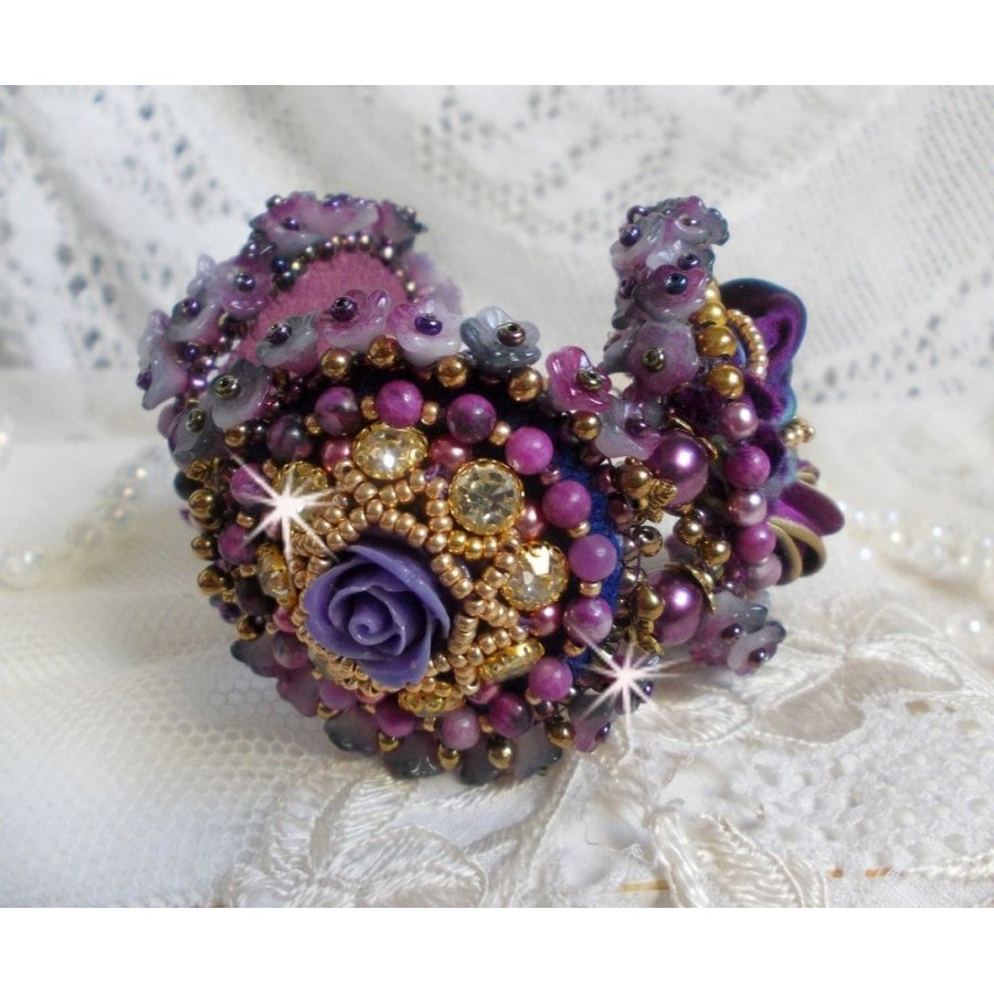 Bracelet La Passionnée de Venise brodé avec un ruban de soie Purple, des pierres semi-précieuse : Les sugililtes et des rocailles