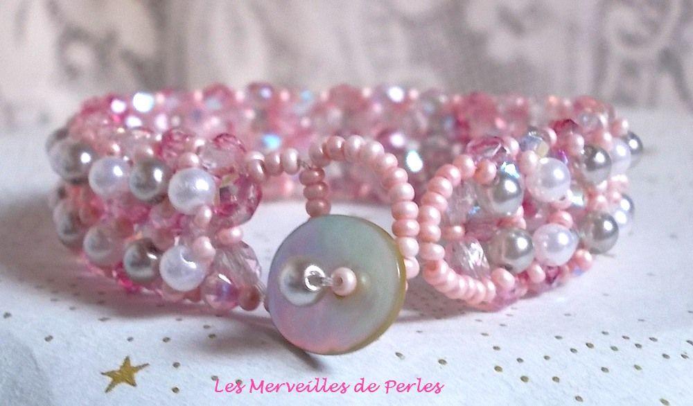 Bracelet perles Gouttes de rose avec des perles nacrées et des facettes.