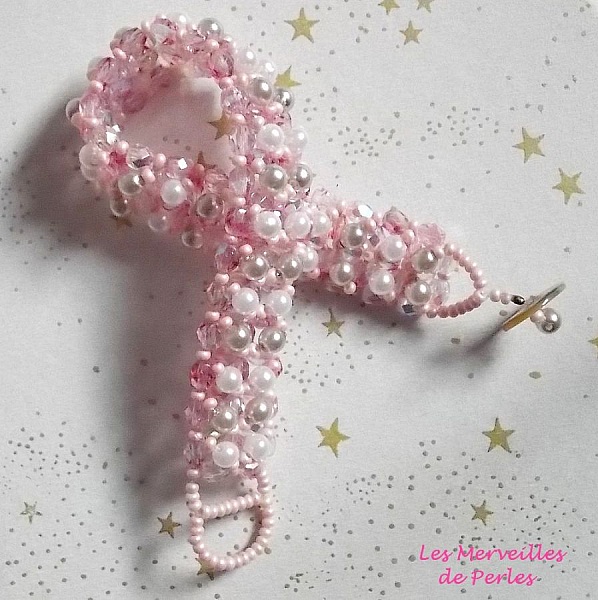 Bracelet perles Gouttes de rose avec des perles nacr&eacute;es et des facettes.