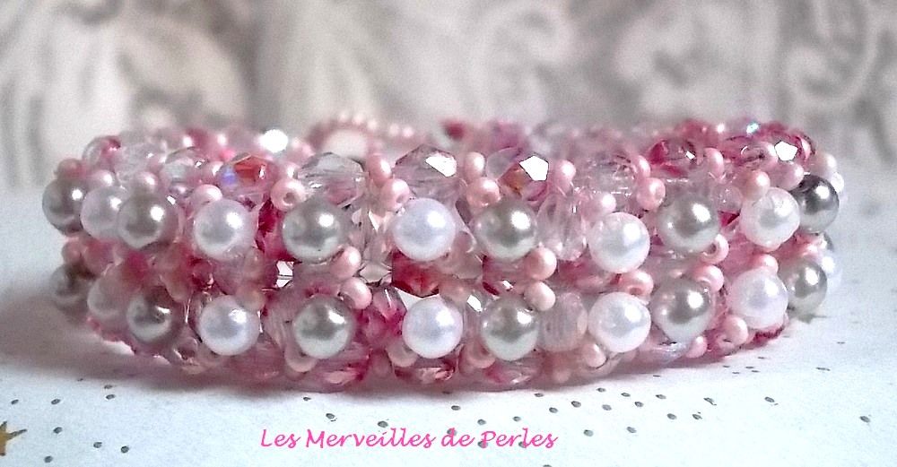 Bracelet perles Gouttes de rose avec des perles nacrées et des facettes.