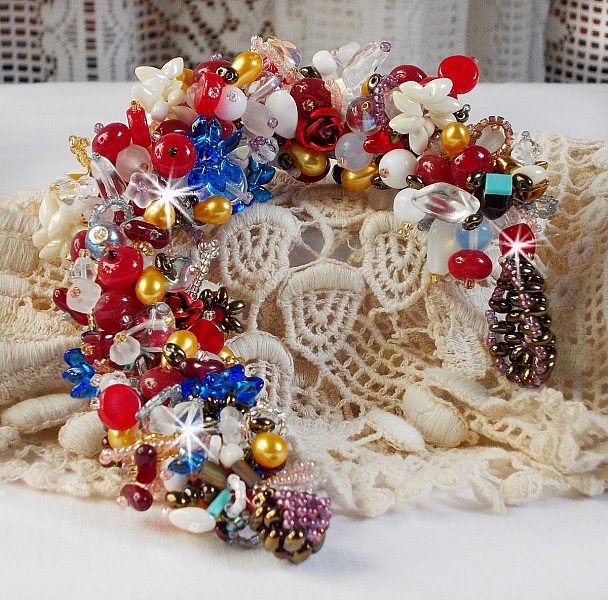 Bracelet Printemps color&eacute; avec des perles nacr&eacute;es, des cristaux de Swarovski et diverses perles