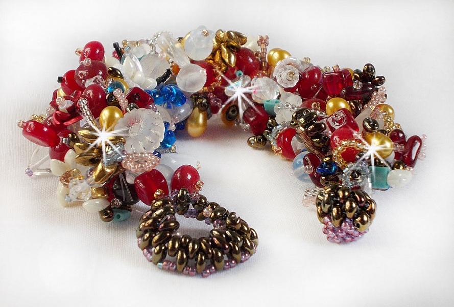 Bracelet Printemps color&eacute; avec des perles nacr&eacute;es, des cristaux de Swarovski et diverses perles
