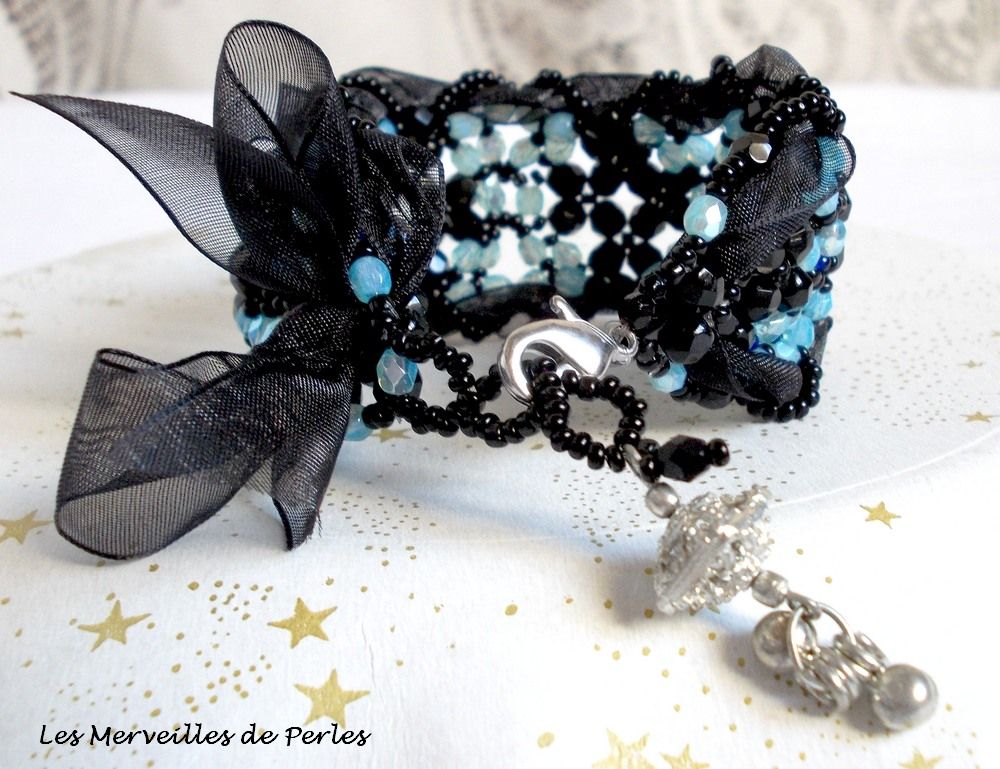 Pulsera Prestige con facetas negras y azules y cinta de organza