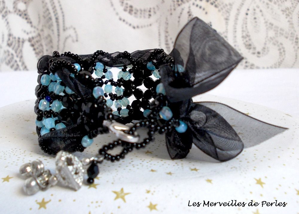 Pulsera Prestige con facetas negras y azules y cinta de organza