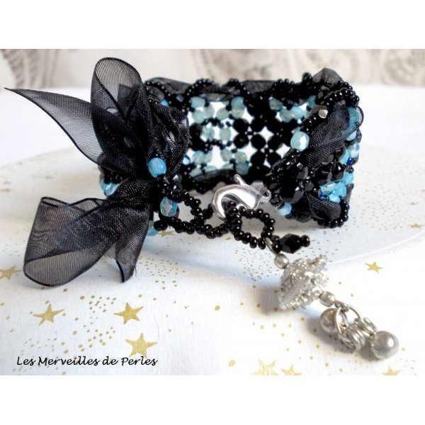 Pulsera Prestige con facetas negras y azules y cinta de organza