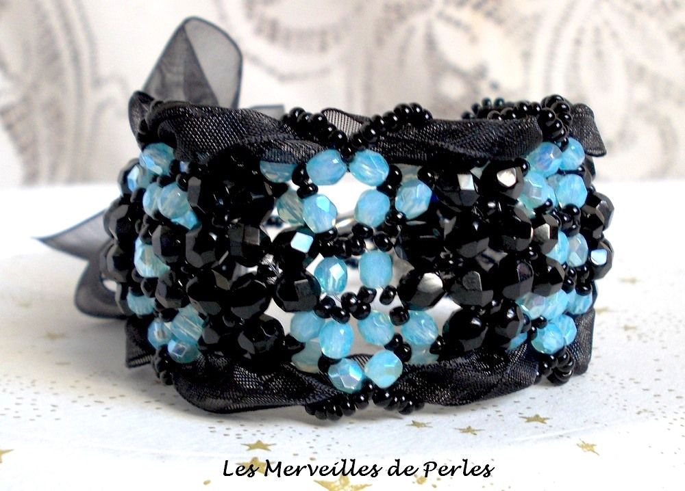 Pulsera Prestige con facetas negras y azules y cinta de organza