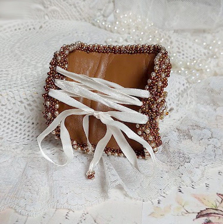 Pulsera brazalete Reflets de Rosée bordada con perlas, cristales de Swarovski, cuentas de rocalla y encaje antiguo