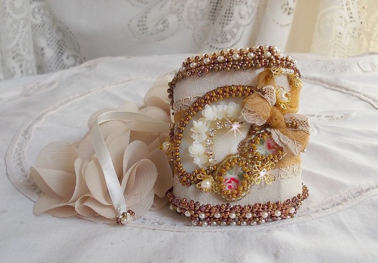Pulsera brazalete Reflets de Rosée bordada con perlas, cristales de Swarovski, cuentas de rocalla y encaje antiguo
