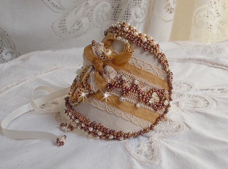 Pulsera brazalete Reflets de Rosée bordada con perlas, cristales de Swarovski, cuentas de rocalla y encaje antiguo