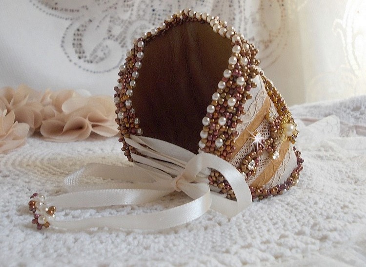Pulsera brazalete Reflets de Rosée bordada con perlas, cristales de Swarovski, cuentas de rocalla y encaje antiguo