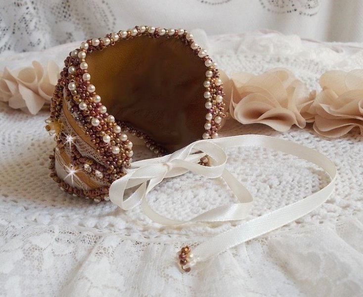 Pulsera brazalete Reflets de Rosée bordada con perlas, cristales de Swarovski, cuentas de rocalla y encaje antiguo