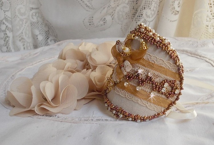 Pulsera brazalete Reflets de Rosée bordada con perlas, cristales de Swarovski, cuentas de rocalla y encaje antiguo