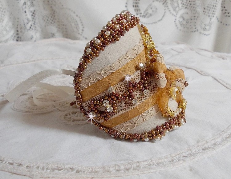 Pulsera brazalete Reflets de Rosée bordada con perlas, cristales de Swarovski, cuentas de rocalla y encaje antiguo