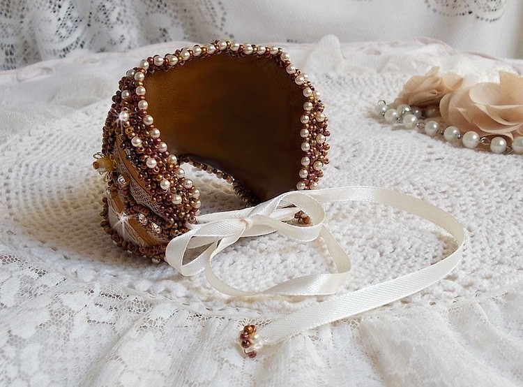 Pulsera brazalete Reflets de Rosée bordada con perlas, cristales de Swarovski, cuentas de rocalla y encaje antiguo