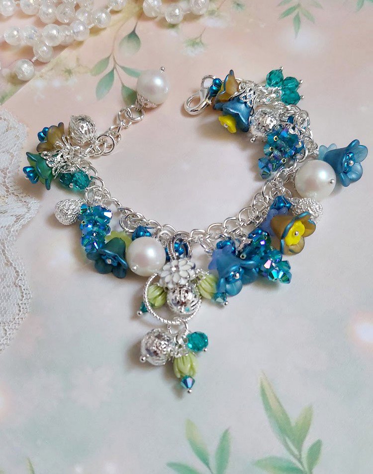 Bracelet Regard Scintillant avec fleurs frosted, clochettes verres, rondes résines, breloques et perles Cristal Swarovski