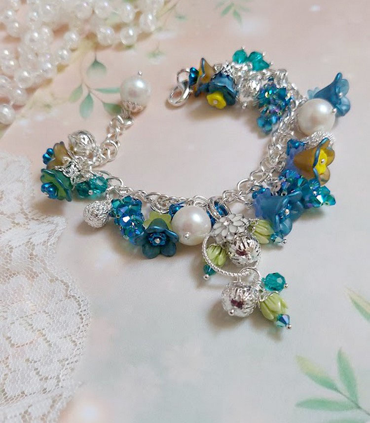 Bracelet Regard Scintillant avec fleurs frosted, clochettes verres, rondes résines, breloques et perles Cristal Swarovski