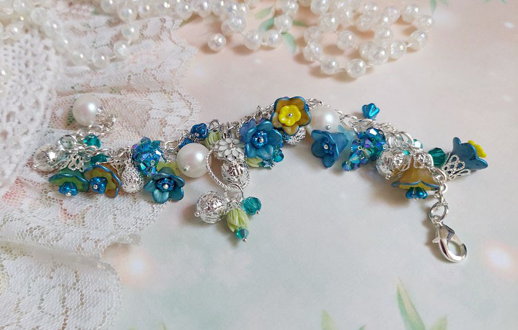 Bracelet Regard Scintillant avec fleurs frosted, clochettes verres, rondes résines, breloques et perles Cristal Swarovski