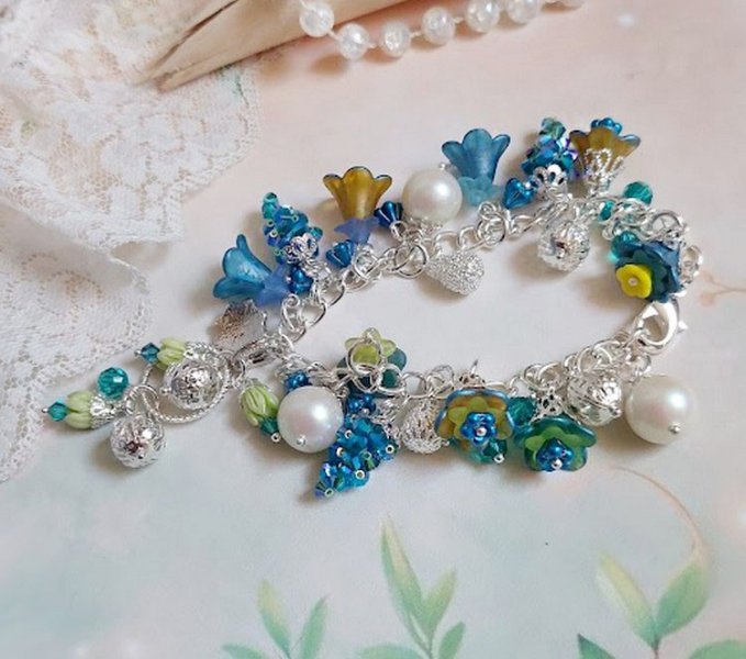 Bracelet Regard Scintillant avec fleurs frosted, clochettes verres, rondes résines, breloques et perles Cristal Swarovski