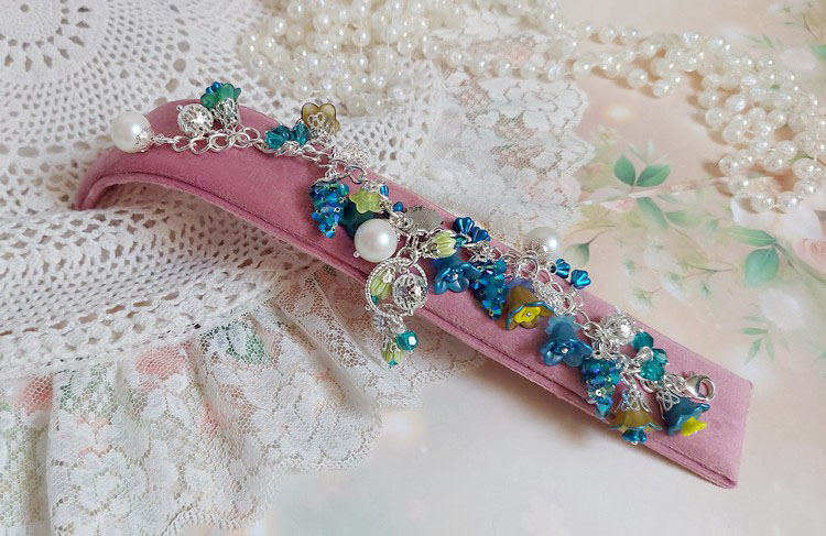 Bracelet Regard Scintillant avec fleurs frosted, clochettes verres, rondes résines, breloques et perles Cristal Swarovski